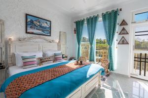 - une chambre avec un grand lit et une fenêtre dans l'établissement The Himaal, Bir - Boutique Homestay, à Bir