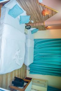 Una cama o camas en una habitación de Hotel Olympus Pokhara