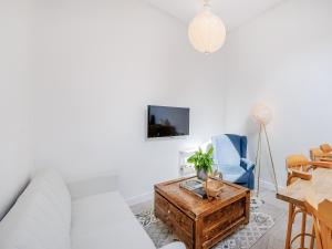 ein Wohnzimmer mit einer weißen Couch und einem blauen Stuhl in der Unterkunft Alexander Z - Uk43586 in Ellesmere
