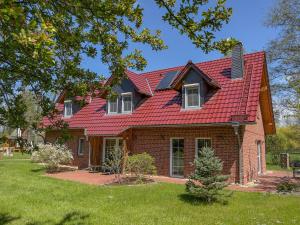 une maison avec un toit rouge dans l'établissement Spreewald Lodge, à Burg