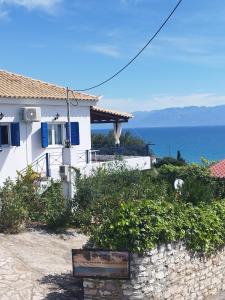 Fotografia z galérie ubytovania Villa Panorama Michalis Haikos two minutes walk to the beach Peroulia v destinácii Kómboi