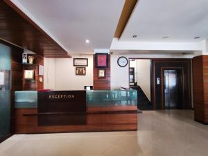 vestíbulo con recepción en un edificio en Jaffer Bhai's Brickland Hotel, en Panchgani