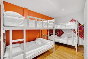 Una cama o camas cuchetas en una habitación  de Chill Inn Bangkok