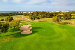 uma vista superior de um campo de golfe verde em Villa à bahia golf beach em Kasba Bou Hamira