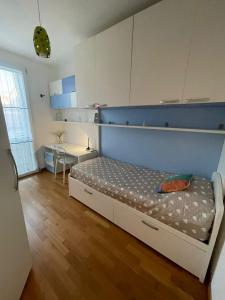 1 dormitorio con 1 cama con cabecero azul en Kasia porta sul mare di Livorno Free parking, en Livorno