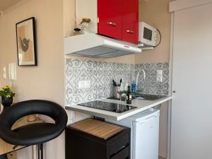 Кухня або міні-кухня у Cozy apartment in heart Athens near metro Fix 100m