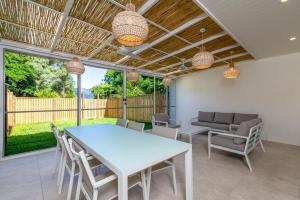 een eetkamer met een tafel en stoelen bij Seascape Holidays at Reef Terraces on St Crispins in Port Douglas