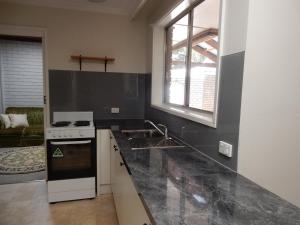 Kuchyň nebo kuchyňský kout v ubytování Millie’s cottage