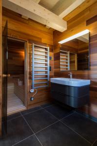 ein Badezimmer mit einer großen Badewanne und einer Dusche in der Unterkunft Apartmán Nežichov 2 U Polocka in Toužim