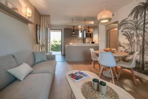 een woonkamer met een bank en een tafel bij St Tropez et plage à pied Escale de Charme - 3 in Saint-Tropez