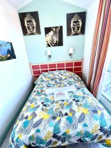 Voodi või voodid majutusasutuse Village Cap Esterel duplex vue mer centre toas
