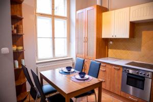 ブダペストにあるLinden Apartmentの小さなキッチン(木製のテーブルと椅子付)