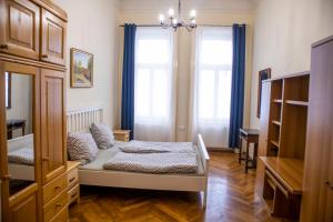 ブダペストにあるLinden Apartmentのベッドルーム1室(ベッド1台、窓2つ付)