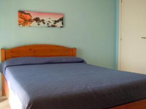 - une chambre avec un lit et une couette bleue dans l'établissement Tonnara apartment 1st floor codi facing the sea with view - wi-fi, à Avola