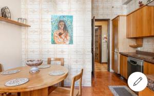 Un comedor con una mesa y un cuadro en la pared. en Le stanze di Nonna Maria, en Palermo