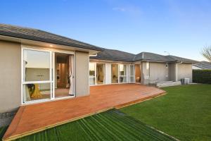 una terrazza in legno nel cortile di una casa di 99e 5-bedrooms luxury house a Hamilton