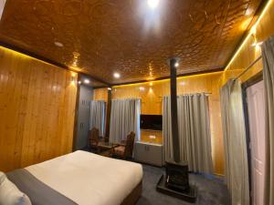 a bedroom with a bed and a fireplace in it at Gulmarg Woods By Stay Pattern in Gulmarg