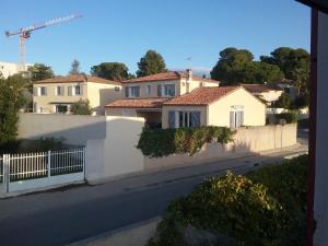 - Vistas a una casa con una valla blanca en Villa Rose Suite et chambres en Montpellier