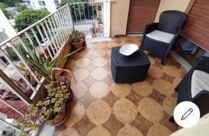 Un balcón con dos sillas y una mesa y un suelo. en Le stanze di Nonna Maria, en Palermo 5 fotos más