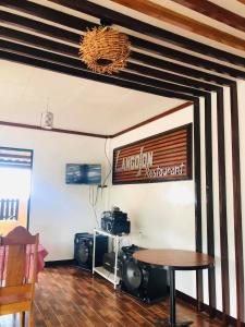 Televisyen dan/atau pusat hiburan di LANGOJON JIANJOY BEACH RESORT