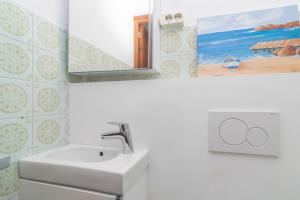 a bathroom with a sink and a mirror at Ca'n Mayol (Banyeta) in Fornalutx