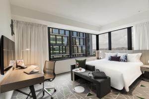 Habitación de hotel con cama, escritorio y ordenador en Capri by Fraser Brisbane, en Brisbane