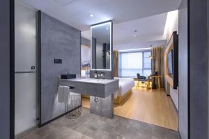 a bathroom with a sink and a large mirror at Tuke China Hotel -Wenzhou South Bus Terminal in Wenzhou +22 photos