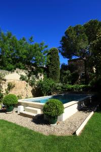 Bazén v ubytování La Regalido nebo v jeho okolí