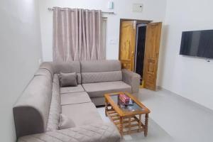 un soggiorno con un divano e un tavolino da caffè di Servostay Fully Furnished 2 BHK in Hafeezpet #102 a Hyderabad