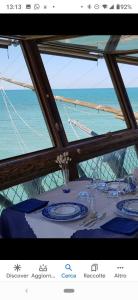 una mesa con vistas al océano en un barco en Domus giuseppe, en Guardiabruna