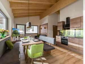 una sala da pranzo e una cucina con tavolo e sedie di Ledermaier Loft & Lodge`s eU ad Achenkirch