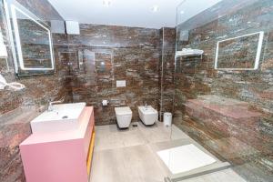 發羅拉的住宿－Hakuna Matata Residence & Apartments，一间带水槽和两个卫生间的浴室