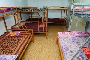 pokój z 4 łóżkami piętrowymi w pokoju w obiekcie Royal Coorg Guest house w mieście Madikeri