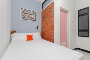 Tempat tidur dalam kamar di KoolKost near RSCM Kencana - Minimum Stay 6 Nights