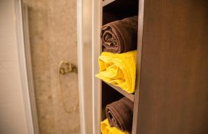 una pila de toallas en un estante del baño en Quinta das Candeias, en Candelária