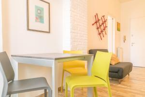 een eetkamer met een tafel en gele stoelen bij Casa Vanoli in La Spezia