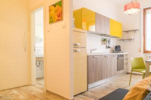 een kleine keuken met een gele kast en een tafel bij Casa Vanoli in La Spezia