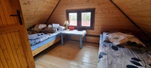 Postel nebo postele na pokoji v ubytování Dzika Chatka Lubówiec 49