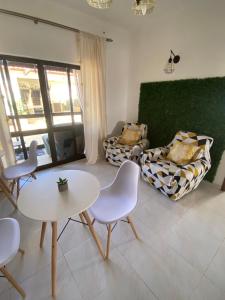 sala de estar con mesa, sillas y sofá en Casa Luana - Rooms en Sagres
