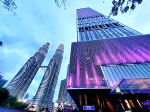 vistas a las torres Petronas al atardecer en Tropicana The Residences - KLCC VIEW Luxury Apartment Collections, en Kuala Lumpur