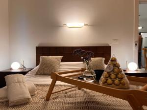 uma sala de estar com uma cama e uma mesa de centro em My Sky Sea View 1 Bedroom Apartment em Hurghada