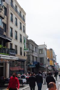 un grupo de personas caminando por una concurrida calle de la ciudad en Vera Life Hotel, en Estambul