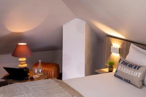 a bedroom with a bed and a laptop on a table at Cocoon inn in Cucq