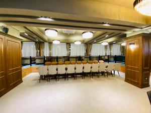 Mazaalai Hotel : قاعة اجتماعات مع طاولة وكراسي