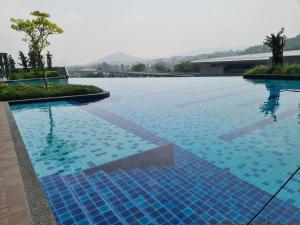 una gran piscina con azulejos azules. en Alpine Parkland Netflix 5 beds at MRT Batu 11 Cheras en Cheras