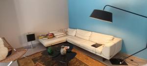 - un salon avec un canapé blanc et une table dans l'établissement maison MON REVE, au Vigan