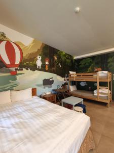 sypialnia z dużym łóżkiem i obrazem na ścianie w obiekcie The Deer Resort w mieście Yuchi