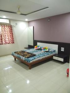 a bedroom with a bed in a room at Hotel Sai Darshan Guest House in Nāndod