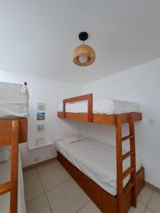 een slaapkamer met 2 stapelbedden in een kamer bij Alquilo casa de playa Condominio Playa Azul cerca de Asia in Cerro Azul