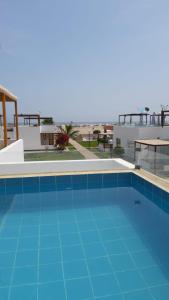 una piscina azul con vistas a la playa en Alquilo casa de playa Condominio Playa Azul cerca de Asia, en Cerro Azul